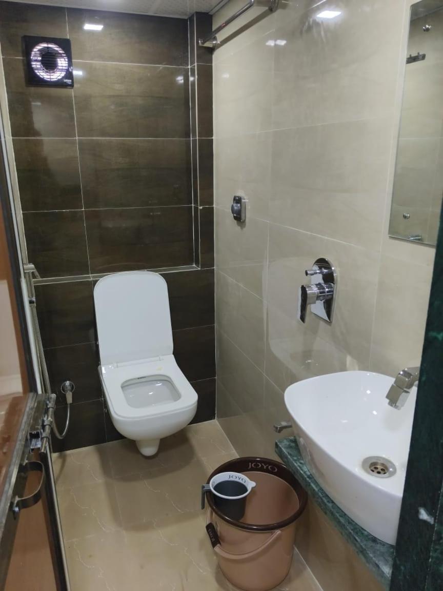 מומביי Rest Inn Hostel Dormitory מראה חיצוני תמונה