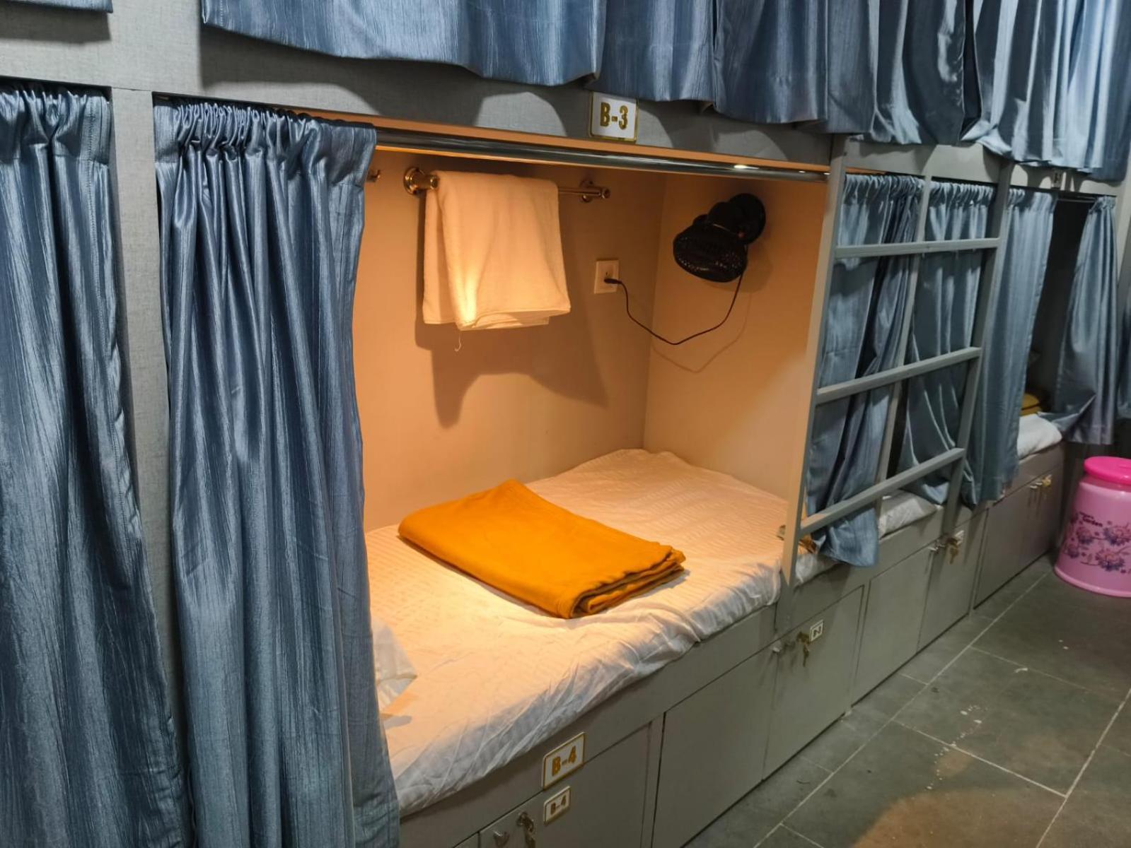 מומביי Rest Inn Hostel Dormitory מראה חיצוני תמונה