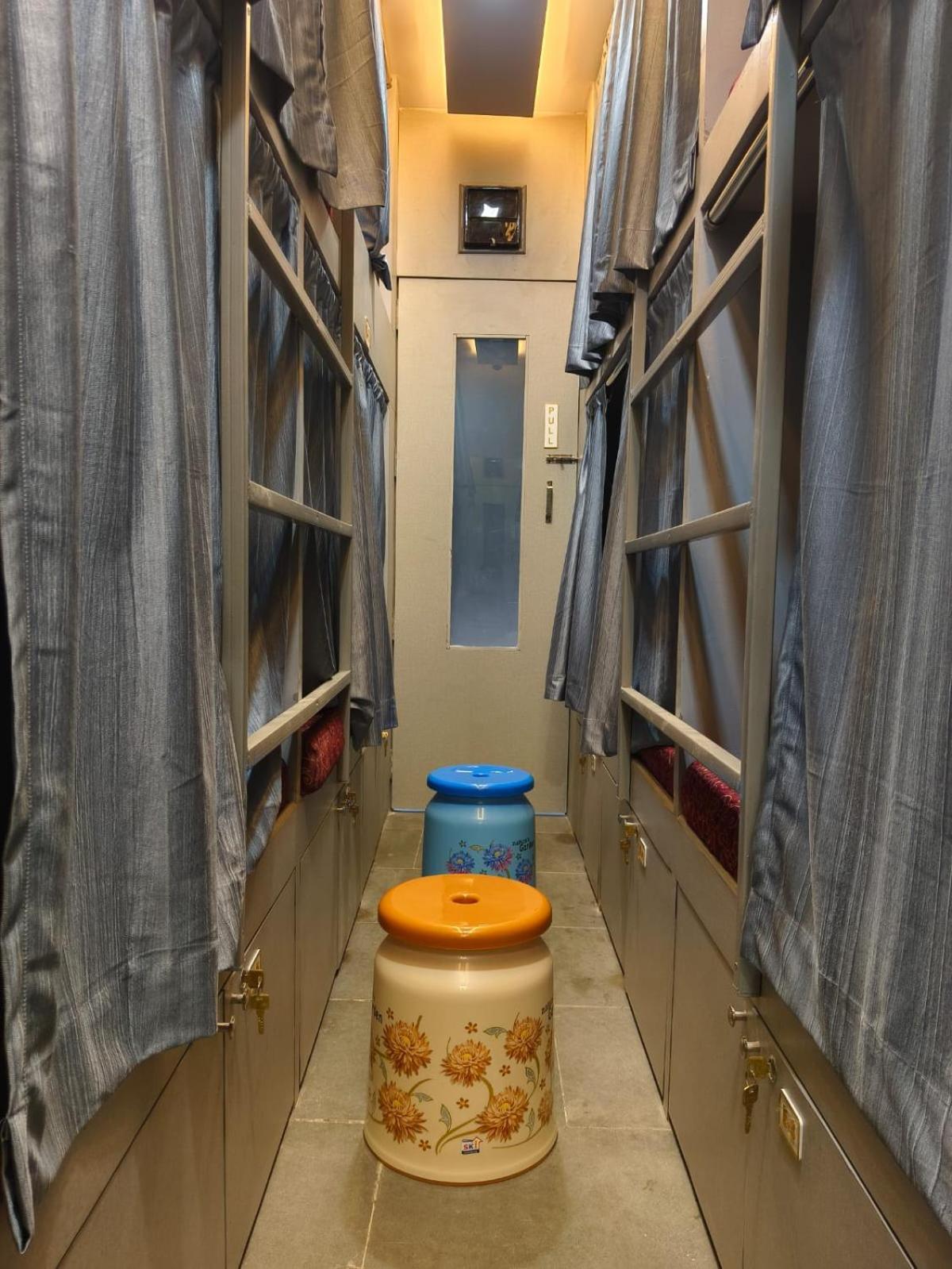 מומביי Rest Inn Hostel Dormitory מראה חיצוני תמונה